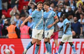 Nico González (izq.), del Manchester City, celebra junto a John Stones (der.) tras anotar el 2-1 durante el partido de semifinales de la FA Cup entre el Manchester City y el Southampton FC, en Londres, Gran Bretaña.