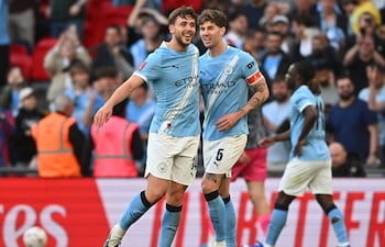 Nico González (izq.), del Manchester City, celebra junto a John Stones (der.) tras anotar el 2-1 durante el partido de semifinales de la FA Cup entre el Manchester City y el Southampton FC, en Londres, Gran Bretaña.