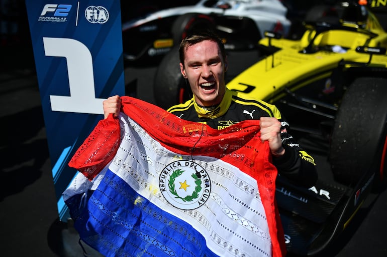 El paraguayo Joshua Duerksen, piloto de la escudería británica Invicta Racing, celebra la victoria en la carrera sprint de la primera fecha de la temporada 2026 de la Fórmula 2 de la FIA en el circuito de Albert Park, en Melbourne, Australia.