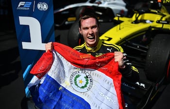 El paraguayo Joshua Duerksen, piloto de la escudería británica Invicta Racing, celebra la victoria en la carrera sprint de la primera fecha de la temporada 2026 de la Fórmula 2 de la FIA en el circuito de Albert Park, en Melbourne, Australia.