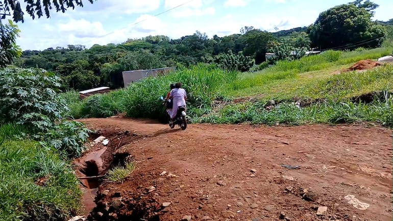 La calle que conduce al asentamiento está en muy mal estado, denunciaron los vecinos.