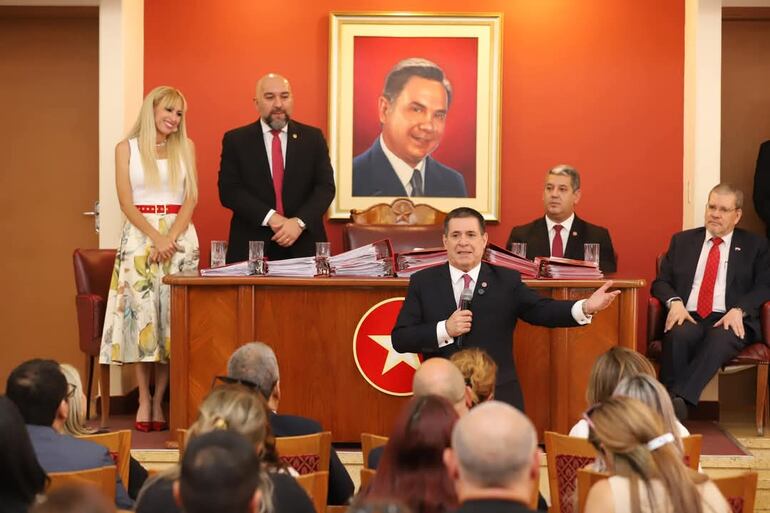 Carolina González y  Orlando Arévalo, y Horacio Cartes en la ANR.