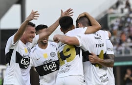 Los jugadores de Olimpia festejan el gol de Tim Payne (d) en el partido frente a Rubio Ñu por la fecha 4 del torneo Clausura 2026 de la Primera División de Paraguay en el estadio Defensores del Chaco, en Asunción, Paraguay.