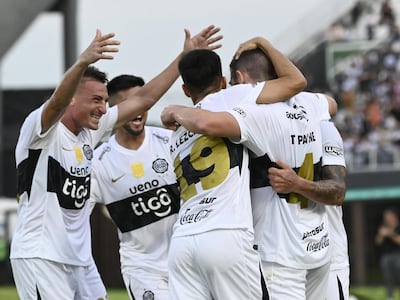 Los jugadores de Olimpia festejan el gol de Tim Payne (d) en el partido frente a Rubio Ñu por la fecha 4 del torneo Clausura 2026 de la Primera División de Paraguay en el estadio Defensores del Chaco, en Asunción, Paraguay.