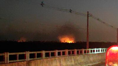 Las llamas desde el puente sobre el río Salado, donde recargaban los bomberos sus móviles.