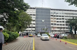 Fachada del Hospital Central del Instituto de Previsión Social (IPS).