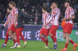 Los jugadores del Atlético de Madrid reaccionan tras el partido de ida de los play-offs de la UEFA Champions League entre el Club Brujas KV y el Atlético de Madrid, en Brujas, Bélgica.