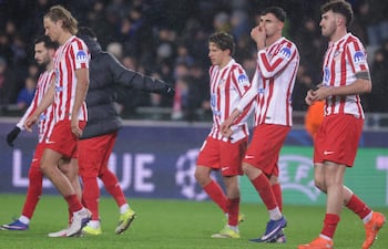 Los jugadores del Atlético de Madrid reaccionan tras el partido de ida de los play-offs de la UEFA Champions League entre el Club Brujas KV y el Atlético de Madrid, en Brujas, Bélgica.