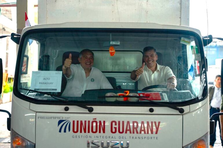 El ministro de Educación, Luis Ramírez y el presidente Santiago Peña, en uno de los camiones que transporta kits escolares a instituciones educativas.