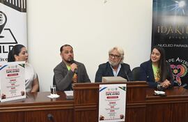 Maziela Gaona, Carlos Julián González, Aníbal Saucedo Rodas, y Juliet Sarai durante la conferencia de prensa de la revista musical "Tape Aviru".