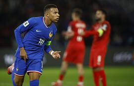 Kylian Mbappé de Francia celebra al anotar el gol que pone el 1-0 durante el partido de fútbol de clasificación del grupo D para la Copa Mundial de la FIFA 2026 entre Francia y Azerbaiyán en París, Francia.