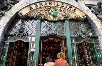 A Brasileira, la mítica cafetería portuguesa conocida por ser lugar de encuentro de artistas en el siglo XX como Fernando Pessoa, se ha convertido en parada obligatoria para los turistas que visitan Lisboa hasta el punto de que ha perdido su esencia original, que ahora sus propietarios quieren recuperar con un concurso de pintura.