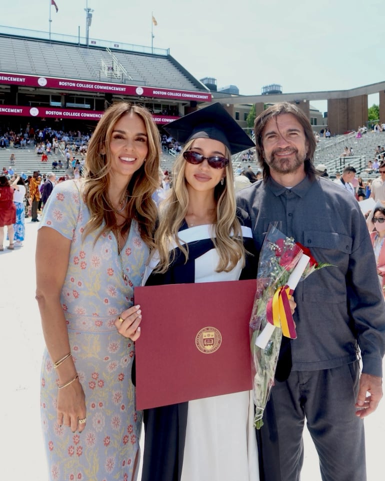 La graduada universitaria Luna junto a sus orgullosos padres Juanes y Karen Martínez. (Instagram/Juanes)