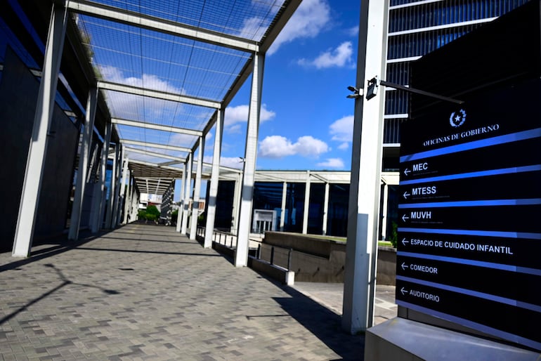Cartel indicador de oficinas del MEC, MTESS y MUHV, en un área pública amplia y luminosa del complejo gubernamental.
