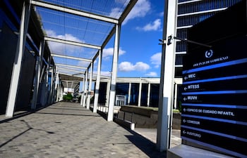Cartel indicador de oficinas del MEC, MTESS y MUHV, en un área pública amplia y luminosa del complejo gubernamental.