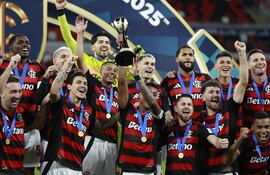 Jugadores de Flamengo celebran la obtención de la Copa Challenger, luego de vencer en semifinal al Pyramids de Egipto y el pase a la final, donde enfrentará al París Saint Germain de Francia.
