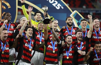 Jugadores de Flamengo celebran la obtención de la Copa Challenger, luego de vencer en semifinal al Pyramids de Egipto y el pase a la final, donde enfrentará al París Saint Germain de Francia.