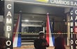 Policías custodian el acceso a la casa de cambios Santa Rita, que fue atacada esta madrugada.