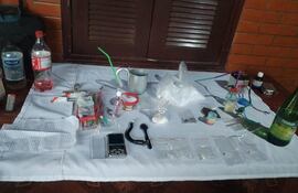 Parte de las evidencias incautadas durante el allanamiento antidrogas.