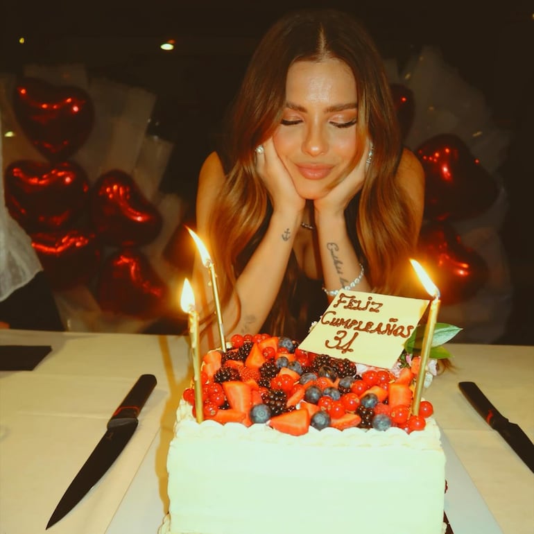 María Eugenia Suárez a punto de apagar las velitas de su torta de cumpleaños. (Instagram/Mauro Icardi)