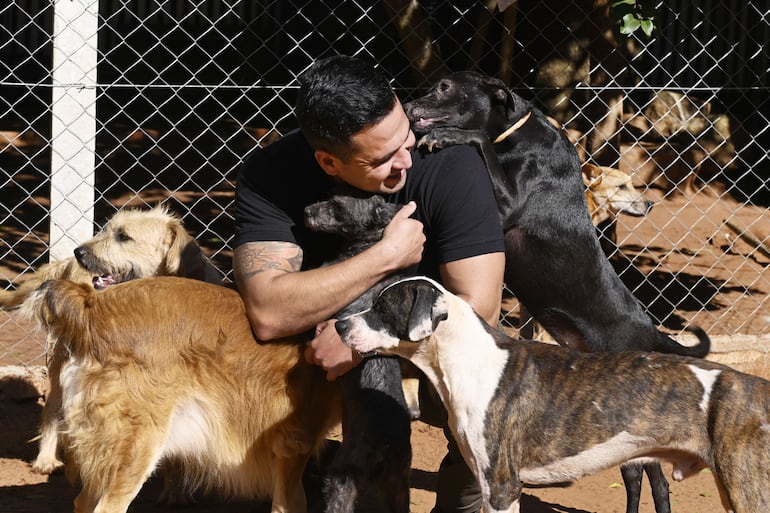 El policía Carlos Miguel Ruiz y sus pikilines en el refugio donde los lleva tras rescatarlos. Desde allí les busca un nuevo hogar.