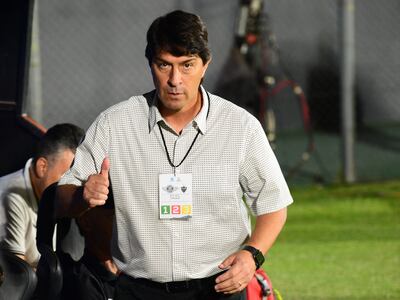 El director técnico Daniel Garnero de Libertad reacciona hoy, en un partido de la fase de grupos de la Copa Libertadores entre Libertad y Atlético Mineiro en el estadio Defensores del Chaco en Asunción (Paraguay).