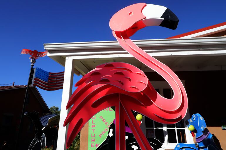 Escultura multicolor.