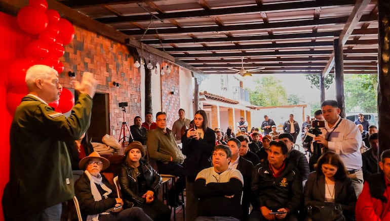 Arnoldo Wiens, expresa protestas contra el cartismo.