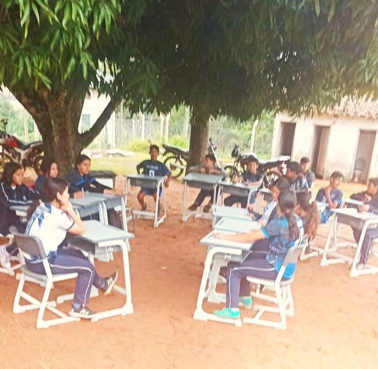 Alumnos de la Escuela Básica N.° 1309 “Don Justo Quintana”, de María Antonia, reciben clases a la espera de la culminación de las obras de refacción de la institución.