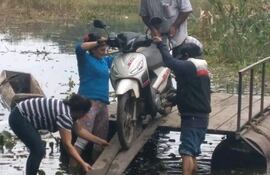La precariedad y el peligro es la constante en este cruce.