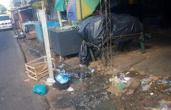 Comerciantes y clientes denunciaron el desagradable olor dentro del mercado de San Lorenzo.