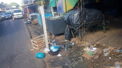 Comerciantes y clientes denunciaron el desagradable olor dentro del mercado de San Lorenzo.