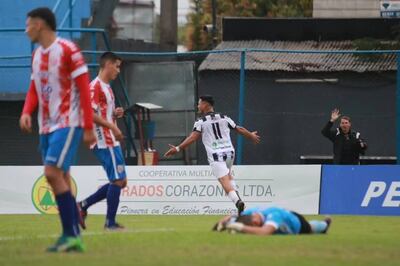 El delantero Ángel Enmanuel Riquelme Chamorro, celebra el tanto que le dio el triunfo sobre Capitán Figari, en el inicio de la sexta ronda. (Foto: APF)