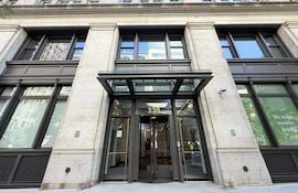 Fotografía de archivo que muestra la fachada del edificio oficina principal de la empresa de inteligencia artificial (IA) Anthropic, en el vecindario de Hudson Square, en Nueva York (EE.UU.). La empresa de inteligencia artificial (IA) Anthropic firmó "un contrato de arrendamiento a largo plazo" para un edificio de oficinas de 16 pisos en el Bajo Manhattan, un movimiento estratégico para duplicar su plantilla en la ciudad y alcanzar los 1.000 empleados este año, informó la empresa a EFE.
