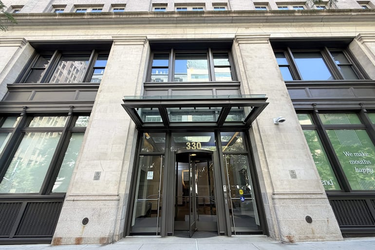 Fotografía que muestra la fachada del edificio que se convertirá en la oficina principal de la empresa de inteligencia artificial (IA) Anthropic este miércoles, en el vecindario de Hudson Square, en Nueva York (EE.UU.).