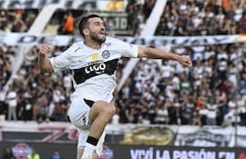 El neozelandés Timothy John Payne (32 años) debutó en Olimpia y cerro con su gol la abultada diferencia de 5-0 frente a Rubio Ñu en Sajonia,