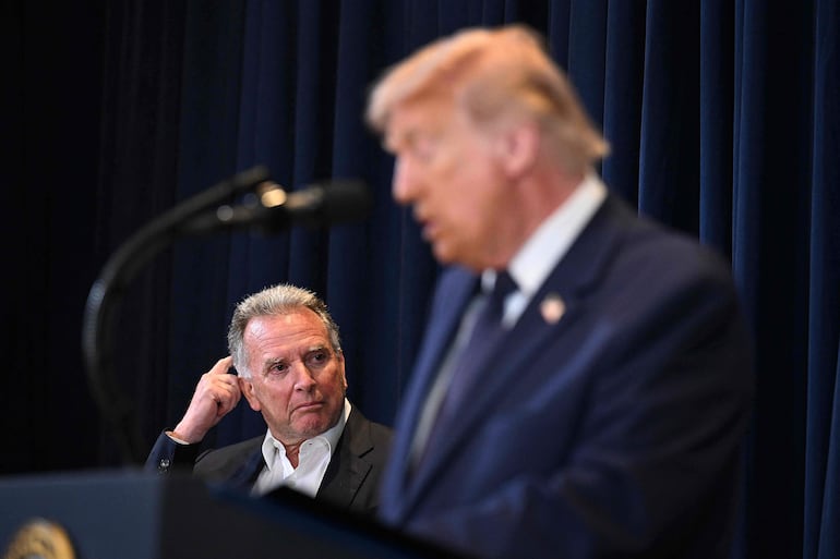 Atrás, uno de los enviados para las negociaciones en Medio Oriente, Steve Witkoff, escucha un discurso del presidente Donald Trump.