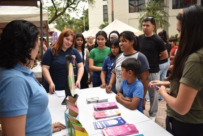 La feria fue realizada en el Paseo Bicentenaria de San Lorenzo y participaron unos 300 jóvenes y adolescentes.