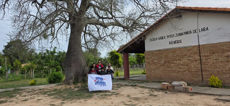 La última parada de esta primera expedición de Colosos fue para conocer al primer árbol finalista de la categoría El Árbol de mi escuela. Foto: Brian Cáceres.