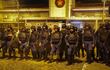 Policías antimotines hacen presencia en la penitenciaría de Tacumbú, hoy, en Asunción (Paraguay). Policías antimotines ingresaron este miércoles a la penitenciaría de Tacumbú, la principal de Paraguay, en medio de desórdenes protagonizados por reclusos que prendieron fuego en el acceso principal de ese centro y arrojaron objetos y piedras desde el techo. EFE/ Rubén Peña