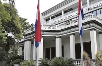 Según datos del MEF, hay mayor concentración en instrumentos a plazo dentro de los recursos depositados en guaraníes y una elevada preferencia por la liquidez en las cuentas denominadas en dólares.