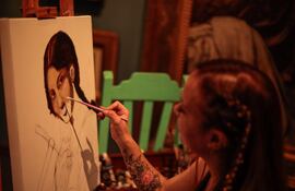 Anna Scavone es una de las pintoras que participó de esta dinámica, donde el público pudo ver de cerca como las artistas reinterpretaron las piezas.