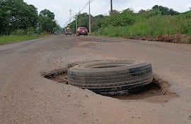 Casi en la mitán de la Avda. Guarnipitán fue colocado una enorme rueda para advertir de un enorme bache.