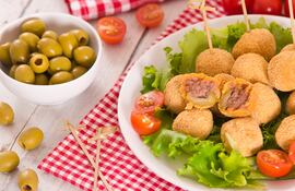 Croquetas de aceitunas y jamón.