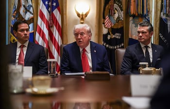 El secretario de Estado, Marco Rubio (i); el presidente de Estados Unidos, Donald Trump (C) y el secretario de Guerra, Pete Hegseth (d), en la Casa Blanca,en Washington DC.
