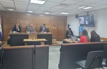 El Tribunal de Sentencias, presidido por el juez Fabián Escobar e integrado por Carlos Hermosilla y Juan Pablo Mendoza, tiene a su cargo el juicio por torturas. El Ministerio Público está representado por la fiscala Sonia Sanguinés.
