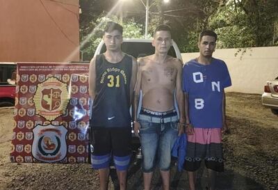 Los tres detenidos en sede del Departamento de Investigaciones de Alto Paraná.