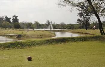 De acuerdo al plano de la mensura del Jardín Botánico, donde se halla la ocupación del Asunción Golf Club sobre unas 48 hectáreas, la propiedad es de la Municipalidad de la capital, inscripta en la Dirección de Registros Públicos como finca Nº 4072 del distrito de Santísima Trinidad.