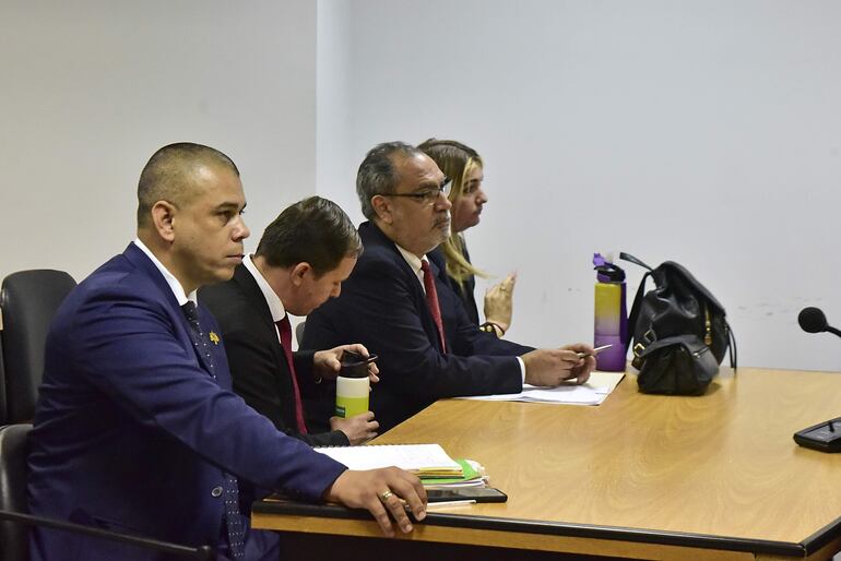 Los funcionarios Óscar Amarilla (izq.) y Teresita Rey (der.), con sus abogados, durante el juicio oral en el que fueron condenados en marzo pasado. Archivo Abc. 