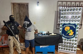 Ricardo Da Silva Dávalos (31), junto a las evidencias incautadas.